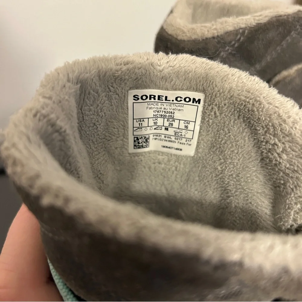 Sorel Youth Rylee Winter boots Grey suede with a teal accent strap Girls Size 11